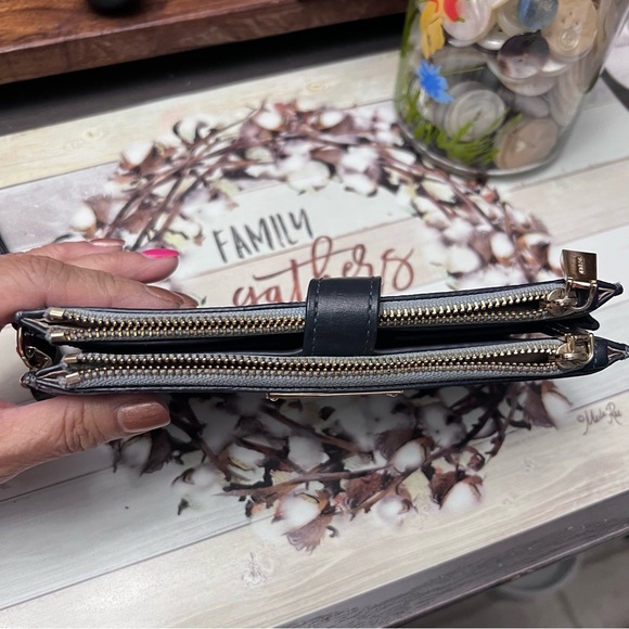 Authentic Michael Kors signature wallet/wristlet. - Picture 4 of 8